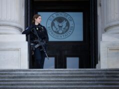 Homem com espingarda correndo em direção ao Capitólio dos EUA é preso pela polícia Homem com espingarda correndo em direção ao Capitólio dos EUA é preso pela polícia