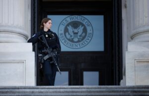 Homem com espingarda correndo em direção ao Capitólio dos EUA é preso pela polícia Homem com espingarda correndo em direção ao Capitólio dos EUA é preso pela polícia