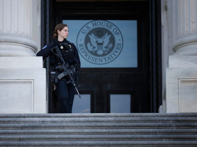 Homem com espingarda correndo em direção ao Capitólio dos EUA Homem com espingarda correndo em direção ao Capitólio dos EUA é preso pela polícia