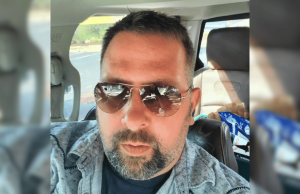 Homem de Lexington pega pena de prisão em esquema federal de fraude de jogos de azar com empréstimos COVID-19 Homem de Lexington pega pena de prisão em esquema federal de fraude em empréstimos de jogos de azar COVID-19. Homem barbudo de óculos escuros sentado em um carro