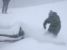 Homem de Los Angeles morre após acidente de esqui no resort de Lake Tahoe Uma placa do Northstar California Resort coberta de estados de neve