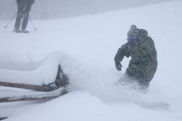 Uma placa do Northstar California Resort coberta de estados de neve 