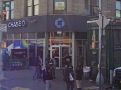 Homem de Nova York, 25 anos, preso por ataque de crime de ódio homofóbico em estação de metrô – 2 anos depois Vista da rua West 125 Street e St. Nicholas Avenue na cidade de Nova York, com uma agência bancária Chase e uma entrada de estação de metrô.