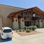 Homem de Wichita acusado de administrar um esquema de apostas por procuração no cassino do Kansas. Entrada frontal do Kansas Star Casino em Mulvane, Kansas, com uma cobertura de madeira com colunas de pedra, uma placa “Kansas Star” acima das portas, uma placa Tin Lizard Bar & Grill na parede externa e um SUV branco estacionado em uma vaga para deficientes perto de arbustos paisagísticos.