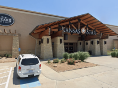 Homem de Wichita acusado de administrar esquema de apostas por procuração no cassino do Kansas Homem de Wichita acusado de administrar um esquema de apostas por procuração no cassino do Kansas. Entrada frontal do Kansas Star Casino em Mulvane, Kansas, com uma cobertura de madeira com colunas de pedra, uma placa “Kansas Star” acima das portas, uma placa Tin Lizard Bar & Grill na parede externa e um SUV branco estacionado em uma vaga para deficientes perto de arbustos paisagísticos.