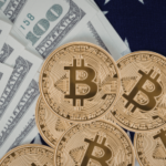 A acusação de Wolcott alega esquema de criptografia de US$ 950 mil em Stake.com. Bitcoin ao lado de dólares americanos, com bandeira dos EUA em segundo plano