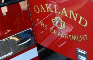 Homem deitado do lado de fora do quartel de bombeiros de Oakland atingido por veículo do corpo de bombeiros em resposta ao incêndio Homem deitado do lado de fora do quartel de bombeiros de Oakland atingido por veículo do corpo de bombeiros em resposta ao incêndio