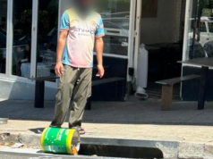 Homem é demitido após despejar óleo de cozinha no ralo em frente a uma padaria popular Um membro da equipe do Grumpy Baker foi filmado derramando óleo de cozinha em um ralo de águas pluviais em Coogee, Sydney.