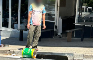 Homem é demitido após despejar óleo de cozinha no ralo em frente a uma padaria popular Um membro da equipe do Grumpy Baker foi filmado derramando óleo de cozinha em um ralo de águas pluviais em Coogee, Sydney.