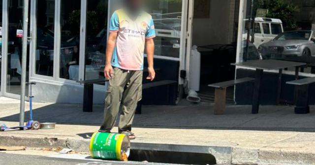 Um membro da equipe do Grumpy Baker foi filmado derramando óleo de cozinha em um ralo de águas pluviais em Coogee, Sydney.