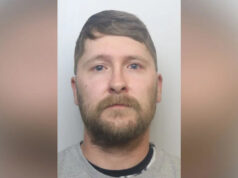 Homem é preso após admitir crimes de terrorismo Tribunal da Coroa de Newcastle. Um edifício imponente feito de pedra vermelha lisa com enormes janelas pretas e colunas altas ao longo de sua fachada.