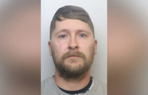 Homem é preso após admitir crimes de terrorismo Tribunal da Coroa de Newcastle. Um edifício imponente feito de pedra vermelha lisa com enormes janelas pretas e colunas altas ao longo de sua fachada.