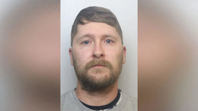 Tribunal da Coroa de Newcastle. Um edifício imponente feito de pedra vermelha lisa com enormes janelas pretas e colunas altas ao longo de sua fachada.