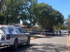 Homem é preso em ponto de ônibus depois que mãe é encontrada morta em casa em Melbourne A polícia prendeu um homem depois que uma mulher foi encontrada morta no leste de Melbourne.