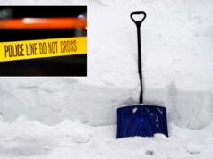 Homem encontrado morto, enterrado sob a neve fora do complexo habitacional de Long Island Uma pá de neve azul está apoiada em uma pilha de neve branca.