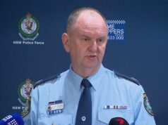 Homem fica em estado crítico após bater bicicleta elétrica enquanto supostamente fugia da polícia O comissário assistente da polícia de NSW, Brett McFadden, não soube dizer por que a polícia queria deter o homem.