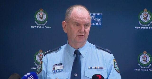 O comissário assistente da polícia de NSW, Brett McFadden, não soube dizer por que a polícia queria deter o homem.