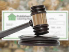 Homem jamaicano enfrenta acusações federais em caso de fraude de idosos em sorteios em Connecticut Homem jamaicano enfrenta acusações federais em caso de fraude em sorteios de idosos em Connecticut. O martelo de um juiz apoiado em um bloco de som, com um cheque borrado ao fundo, simbolizando uma investigação federal de fraude e sorteios.