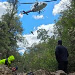 Um homem foi encontrado vivo depois de sobreviver quase quatro dias sem comida, água ou suprimentos em um matagal acidentado na Tasmânia.