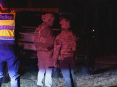 Homem mordido por cão policial durante prisão no nordeste de Melbourne Uma grande operação policial ocorreu após um cerco em uma rua suburbana no nordeste de Melbourne.