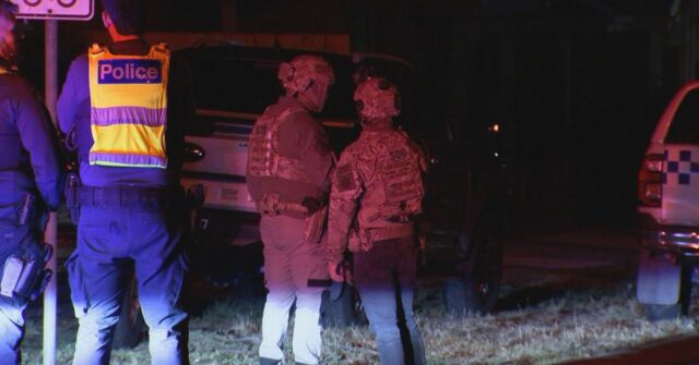 Uma grande operação policial ocorreu após um cerco em uma rua suburbana no nordeste de Melbourne.