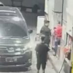 Homem no leste de Jacarta agride oficial de posto de gasolina ao comprar Pertalite, diz 'carro do general' e 'Kapolda'