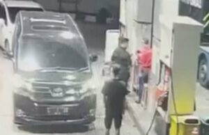 Homem afirma trazer ‘carro do general’ que abusa de oficial de posto de gasolina no leste de Jacarta, supostamente bêbado Homem no leste de Jacarta agride oficial de posto de gasolina ao comprar Pertalite, diz 'carro do general' e 'Kapolda'