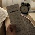 Homem perde 'tantas' ligações depois de ganhar o jackpot inteiro de US$ 80 milhões da Powerball