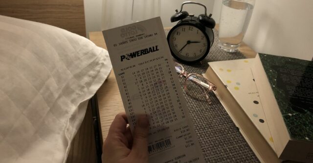 Homem perde 'tantas' ligações depois de ganhar o jackpot inteiro Homem perde 'tantas' ligações depois de ganhar o jackpot inteiro de US$ 80 milhões da Powerball