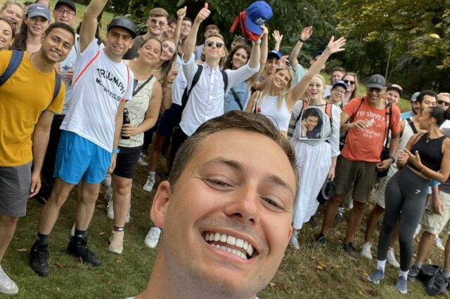 Homem que perdeu irmão por suicídio vê 400 mil cartas escritas em duas semanas como parte de campanha para salvar vidas
