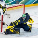 O goleiro Jacob Markstrom nº 25 da Suécia faz uma defesa durante a partida preliminar masculina do Grupo B entre Suécia e Eslováquia no oitavo dia dos Jogos Olímpicos de Inverno Milano Cortina 2026 na Arena de Hóquei no Gelo Milano Santagiulia em 14 de fevereiro de 2026 em Milão, Itália.