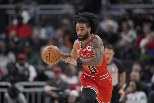 Coby White #0 do Chicago Bulls dribla a bola contra o Milwaukee Bucks durante o primeiro quarto no Fiserv Forum em 3 de fevereiro de 2026 em Milwaukee, Wisconsin. 