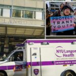 Edifício Langone Health da NYU com uma ambulância passando.