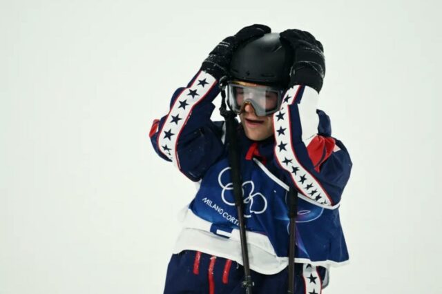 Hunter Hess cai na final do halfpipe freestyle após abordar Hunter Hess, dos Estados Unidos, reage durante a primeira corrida da final masculina do Freeski Halfpipe.