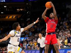 Ian Jackson fora do jogo contra Creighton devido a uma lesão no tornozelo devido a lesão de St. O guarda do St. John's Red Storm, Ian Jackson (11), atira sobre o guarda do Marquette Golden Eagles, Nigel James Jr.