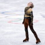 Ilia Malinin dos EUA cai, mas entrega um skate impressionante para ganhar o ouro olímpico