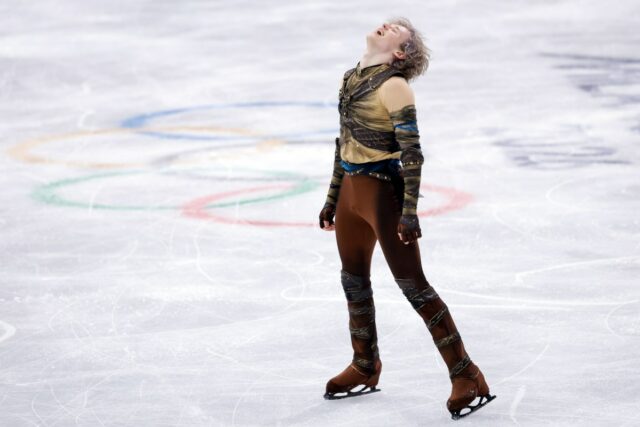 Ilia Malinin dos EUA cai, mas entrega um skate impressionante para ganhar o ouro olímpico
