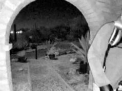 Imagens arrepiantes de homem na porta da mãe desaparecida de âncora de TV dos EUA Imagens arrepiantes de homem na porta da mãe desaparecida de âncora de TV dos EUA