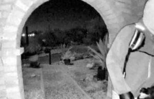 Imagens arrepiantes de homem na porta da mãe desaparecida de âncora de TV dos EUA Imagens arrepiantes de homem na porta da mãe desaparecida de âncora de TV dos EUA