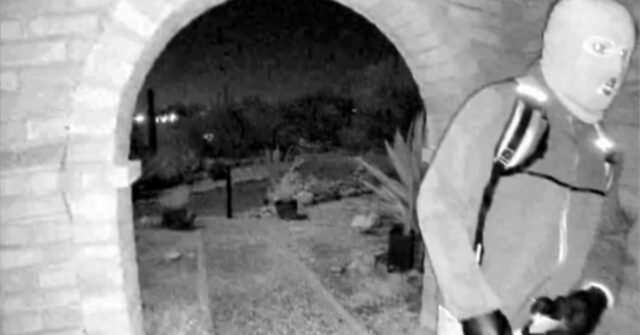 Imagens arrepiantes de homem na porta da mãe desaparecida de âncora de TV dos EUA
