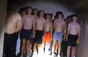 Imagens da Bodycam revelam 56 promessas vendadas embaladas no porão da fraternidade durante suposto ritual de trote Casa Alpha Delta Phi