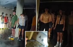 Imagens perturbadoras de câmera corporal viral capturam dezenas de candidatos sem camisa e vendados da Universidade de Iowa, cobertos de comida no porão de uma fraternidade Imagens perturbadoras de câmera corporal viral capturam dezenas de candidatos sem camisa e vendados da Universidade de Iowa, cobertos de comida no porão de uma fraternidade