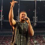 O presidente do Comitê Organizador das Olimpíadas LA2028, Casey Wasserman, fala durante o acendimento cerimonial da pira olímpica LA28 no Memorial Coliseum em Los Angeles em 13 de janeiro de 2026, antes do lançamento do registro de ingressos para os Jogos Olímpicos de Verão de 2028. (Imagens Getty)