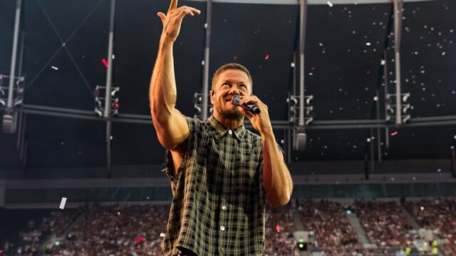 O presidente do Comitê Organizador das Olimpíadas LA2028, Casey Wasserman, fala durante o acendimento cerimonial da pira olímpica LA28 no Memorial Coliseum em Los Angeles em 13 de janeiro de 2026, antes do lançamento do registro de ingressos para os Jogos Olímpicos de Verão de 2028. (Imagens Getty)