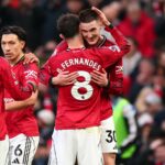 Benjamin Sesko e Bryan Mbeumo comemoram pelo Manchester United.