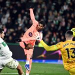 O atacante inglês nº 14 do Barcelona, ​​Marcus Rashford (C), comemora com o meio-campista espanhol nº 16 do Barcelona, ​​Fermin Lopez, e o atacante polonês nº 09 do Barcelona, ​​Robert Lewandowski, após marcar o terceiro gol de seu time durante a partida de futebol da liga espanhola entre Elche CF e FC Barcelona, ​​​​no estádio Martinez Valero, em Elche, em 31 de janeiro de 2026