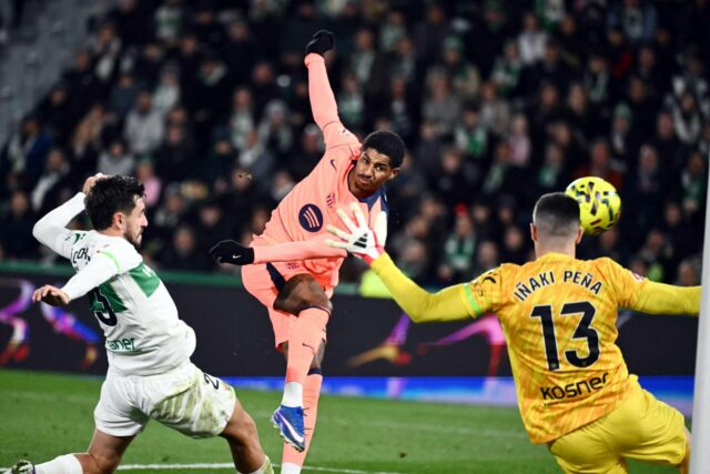 Imprensa espanhola reage ao momento 'imperdoável' do 'oportunista' Marcus Rashford, O atacante inglês nº 14 do Barcelona, Marcus Rashford (C), comemora com o meio-campista espanhol nº 16 do Barcelona, Fermin Lopez, e o atacante polonês nº 09 do Barcelona, Robert Lewandowski, após marcar o terceiro gol de seu time durante a partida de futebol da liga espanhola entre Elche CF e FC Barcelona, no estádio Martinez Valero, em Elche, em 31 de janeiro de 2026