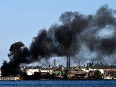 Incêndio na refinaria de petróleo de Havana à medida que a crise de combustível em Cuba se aprofunda coluna de fumaça subindo da refinaria Nico Lopez, na Baía de Havana, embora não se soubesse se o incêndio ocorreu perto dos tanques de armazenamento de petróleo da usina. (Foto de YAMIL LAGE/AFP)