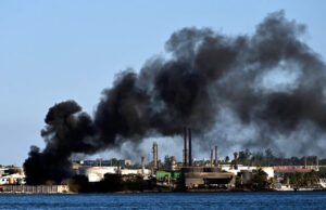 Incêndio na refinaria de petróleo de Havana à medida que a crise de combustível em Cuba se aprofunda coluna de fumaça subindo da refinaria Nico Lopez, na Baía de Havana, embora não se soubesse se o incêndio ocorreu perto dos tanques de armazenamento de petróleo da usina. (Foto de YAMIL LAGE/AFP)
