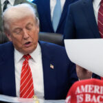 Pessoas se reúnem para um memorial em homenagem a Renee Good, que foi morta a tiros por um agente federal, em Minneapolis, sábado, 7 de fevereiro de 2026,. (Foto AP/Ryan Murphy)